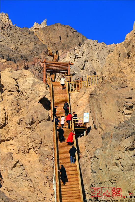 春节假期新疆托克逊县盘吉尔怪石林受游客热捧