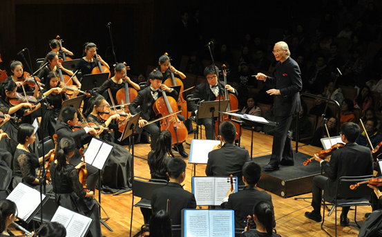 乐团顾问,著名指挥家卞祖善教授亲自指挥贝多芬《第九交响曲第四乐章