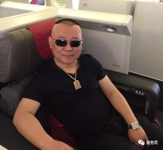 侯耀华穿浮夸西装亮相,中年男人如何才不油腻?