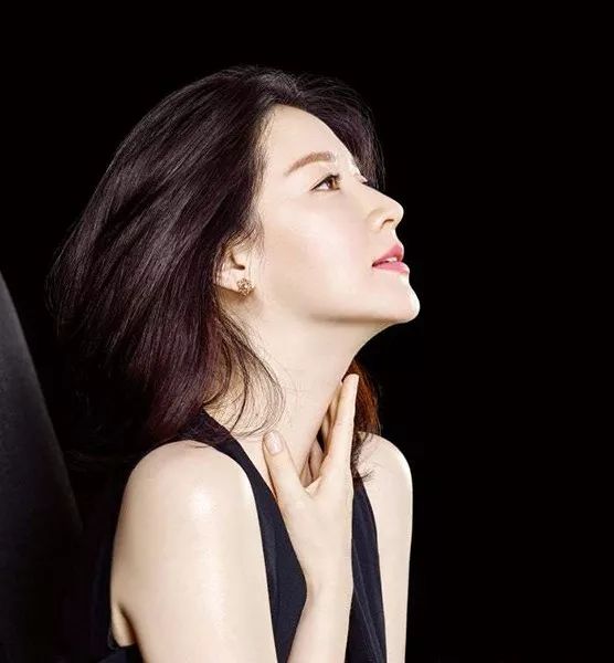 46岁的李英爱美得像26岁女人的伟大都是对自己的残酷