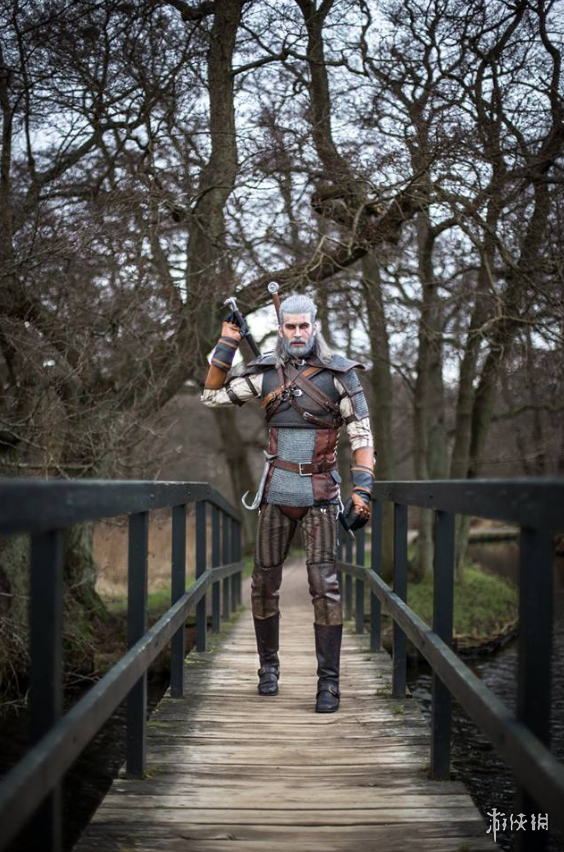 《巫师3》白狼杰洛特神级cos欣赏 略显鲜嫩不够沧桑