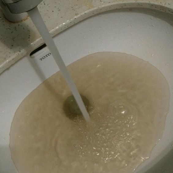 西安一小区生活用水水质浑浊业主质疑是否达标