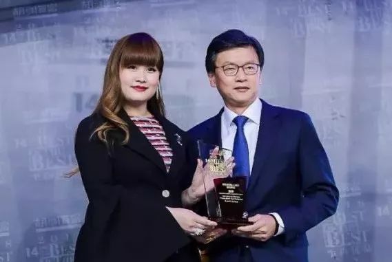 颁奖嘉宾:海澜集团副董事长 周晏齐领奖嘉宾:瑞士信贷私人银行董事总