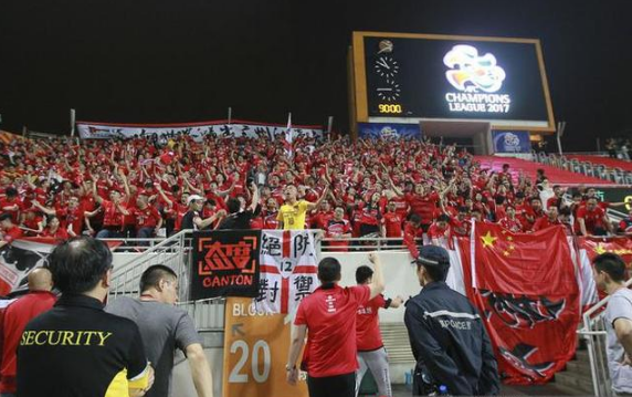 澳门男篮队员鞠躬致谢,香港球迷却将恒大球衣