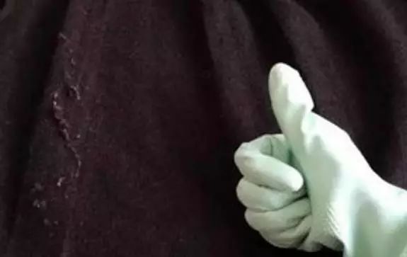 黑色裤子粘毛怎么办?教你几个小妙招,从此不用