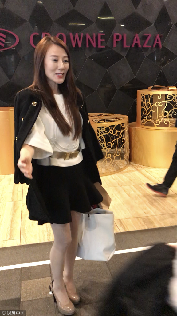 香港演员康华上街扫货偶遇粉丝 亲切合影送签名气质迷人