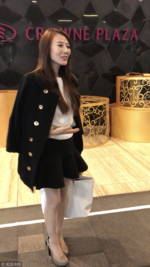 香港演员康华上街扫货偶遇粉丝 亲切合影送签名气质迷人