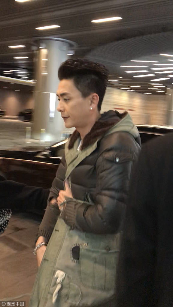 黄宗泽"乞丐装"配大红色皮鞋潮范十足 戴耳钉显痞气秀无死角侧颜杀