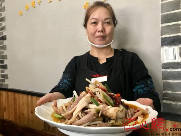 (老板娘梁疆辉和她家的椒麻鸡)(椒麻鸡)开店15年和老邻居们相互惦念店