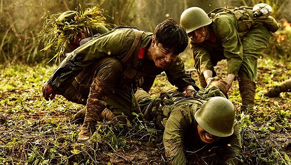 近日,著名导演冯小刚执导的军旅题材电影《芳华》正在热映.