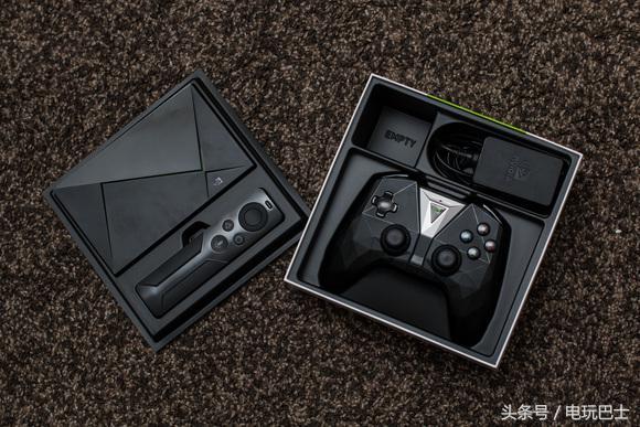 第二层是手柄和电源适配器打开新浪新闻打开盒子,里面分为两层,上层是