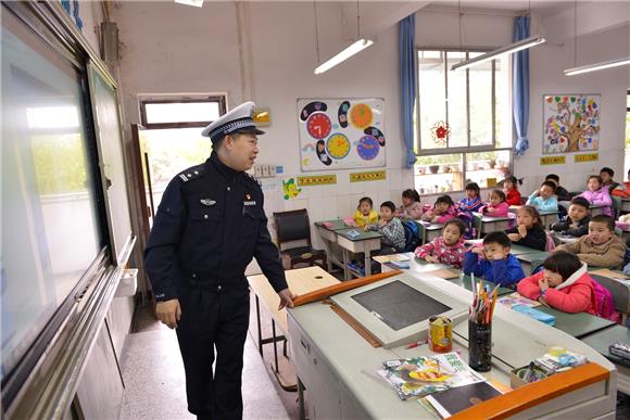 九龙坡:铁路小学安全教育周活动落幕 师生家长学交通安全经验