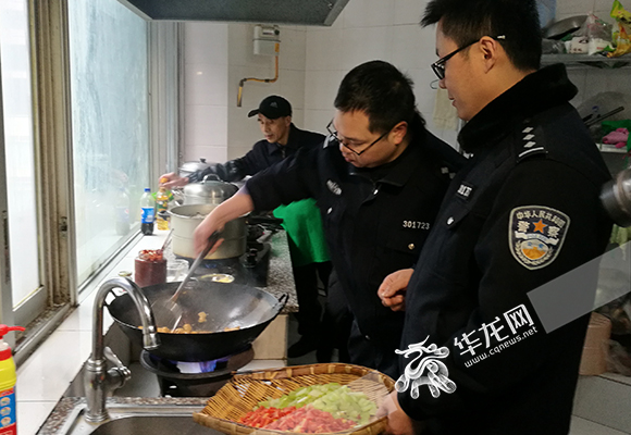 在两路口社区郑爷爷家里,上清寺派出所社区警长毛阳丽正和老人摘菜