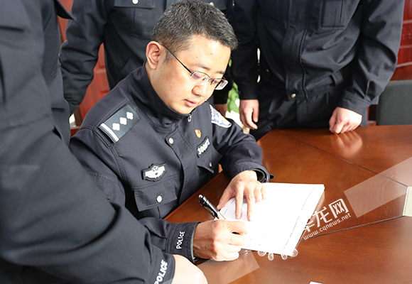 新时代奋斗者九龙坡黑脸神探何超心细如发捕捉破案密码