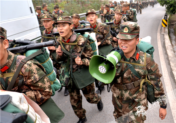 披荆斩棘砺血性 武警重庆总队新兵在野营拉练中蜕变|武警|重庆|官兵