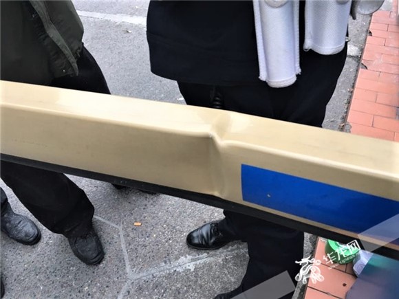 被吴某骑车撞弯的放行杆.记者张勇 摄