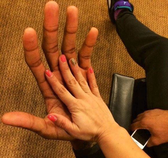 据报道,多名nba女记者争相恐后与伦纳德比手掌拥有天生大手的伦纳德