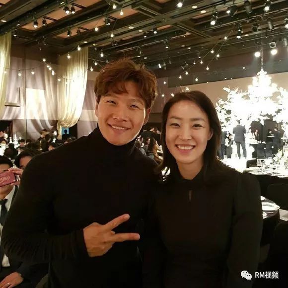 金钟国参加柳贤振婚礼合影