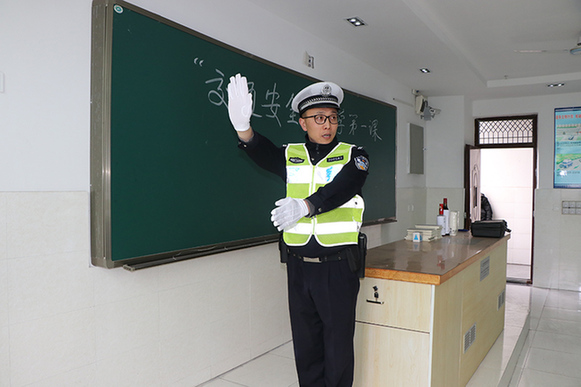 永川交巡警别开生面的交通安全开学第一课