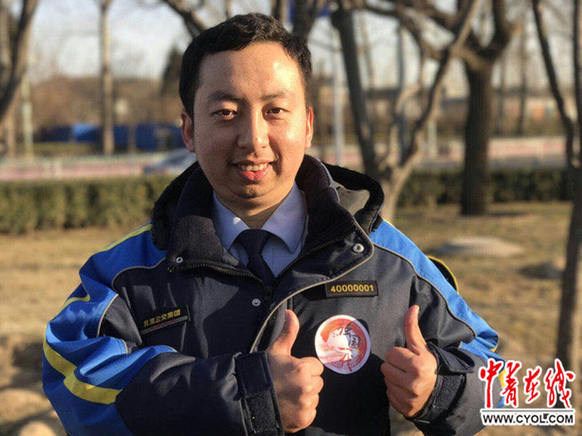67北京1路公交车驾驶员倪亮:迎着新年第一缕阳光出发