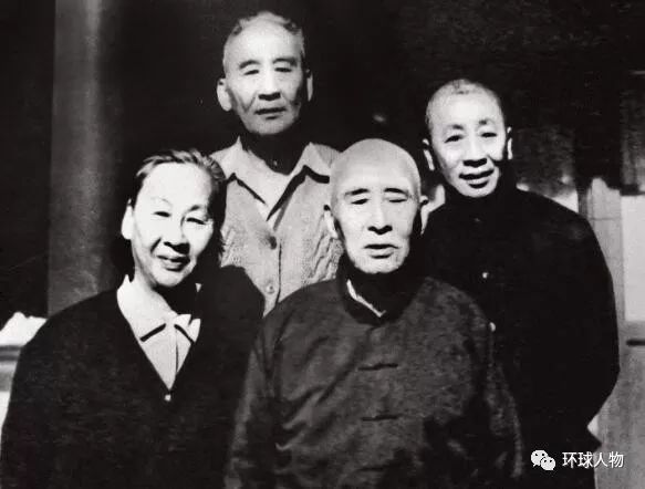 叶圣陶和他的三个子女合影(左起:叶至美,叶至善,叶圣陶,叶志诚.