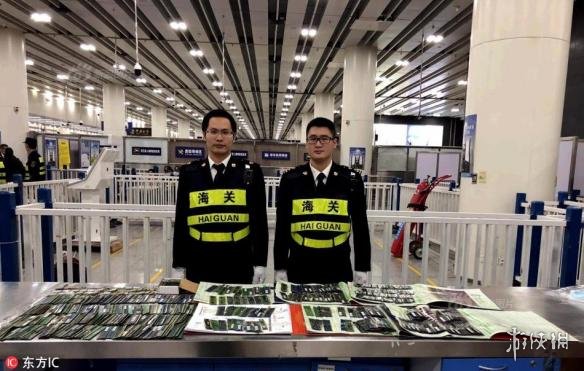 1月17日晚20时左右,深圳福田口岸入境大厅的过关人潮中,海关关员拦住