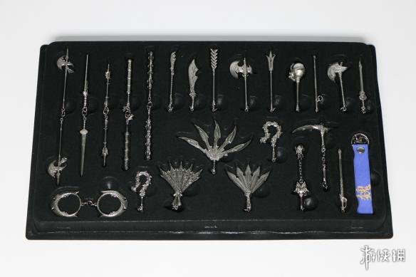 魏国势力角色武器的金属模型组以夏侯惇的麒麟牙为范例,武器的比例尺