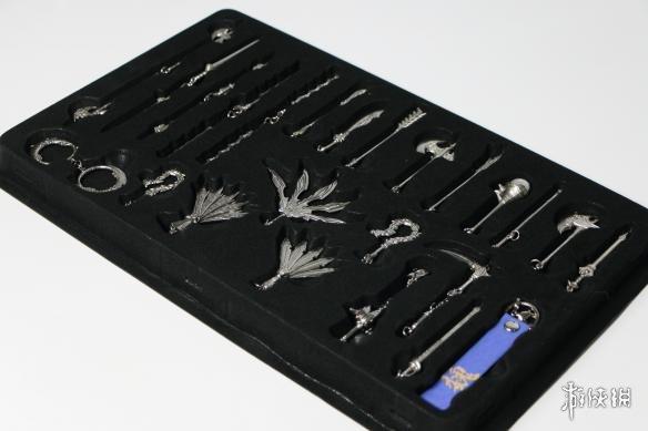 魏国势力角色武器的金属模型组以夏侯惇的麒麟牙为范例,武器的比例尺