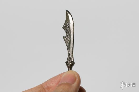 以夏侯惇的麒麟牙为范例,武器的比例尺各有不同将武器套上势力钥匙圈