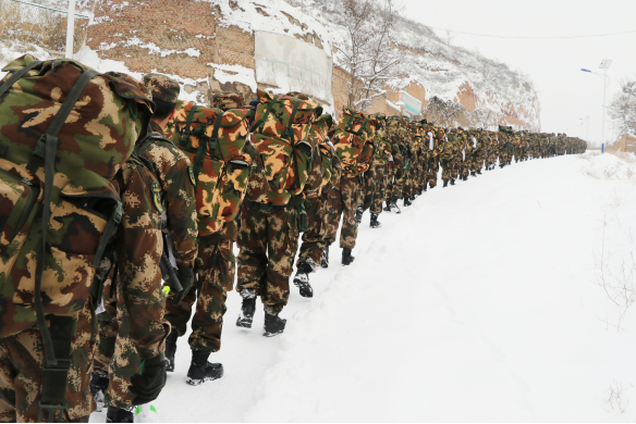练为战武警陕西总队演兵渭北山林地