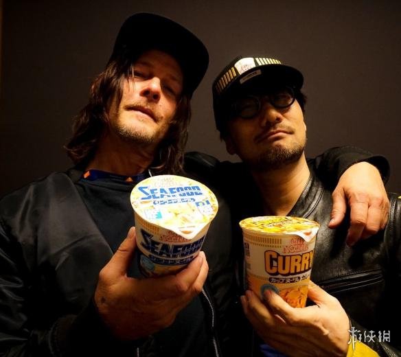 死亡搁浅制作人小岛秀夫推特再晒恩爱照和弩哥组成杯面帮