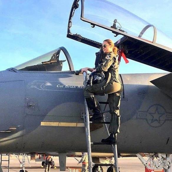 惊奇队长拜访空军基地参观f