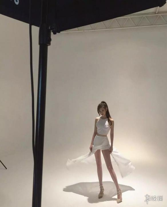 "台湾文大第一校花"晒美照 胸大腿长堪称魔鬼身材!