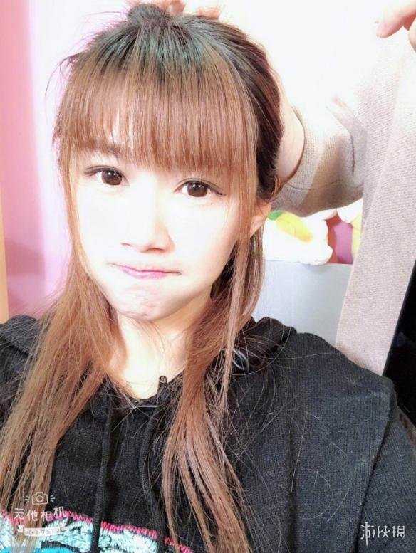 英雄联盟解说小苍超短裙运动风美照 "绝对领域"若隐若现!