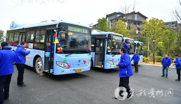 龙里县县长陈曦,龙里县副县长罗林富;龙里县交通局局长秦秋云;贵州