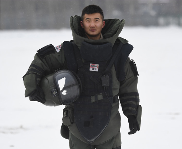 90后"拆弹专家"坚守排爆一线|莲花竞速|王铭|拆弹专家_新浪军事_新浪