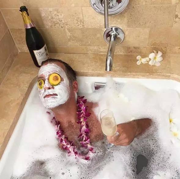 ▼一边泡澡一边敷个面膜,什么坏心情都bye bye了