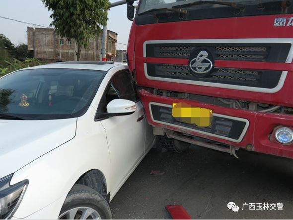 车祸导致坡塘往二环南路方向来车受阻.