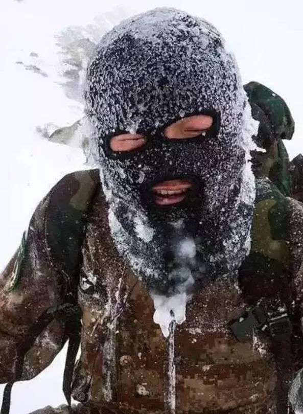 漫天风雪中,边防战士就像挺立着的"两棵松".