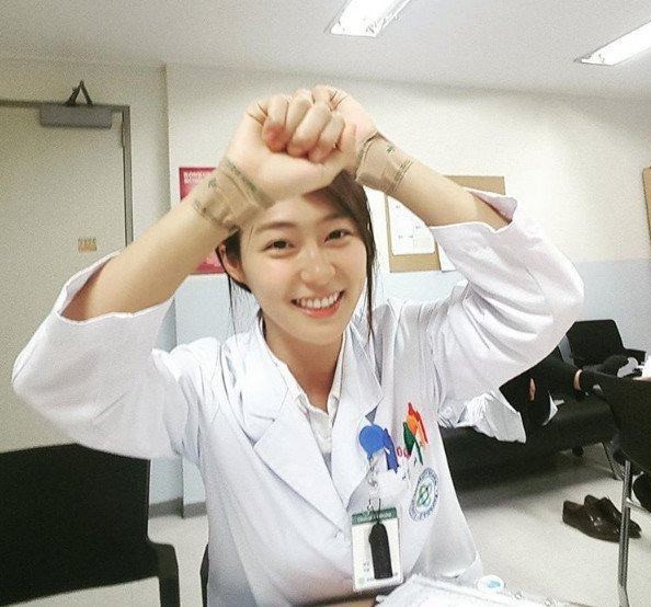 外表清纯身材火辣美女医生走红看得人都想天天去医院了