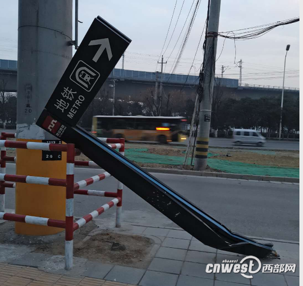 后卫寨一地铁指示牌倾倒存在安全隐患已被拆除