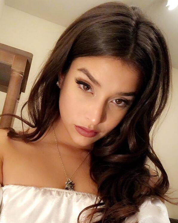 国王老板千金安佳丽晒照:只爱我的床和狗狗