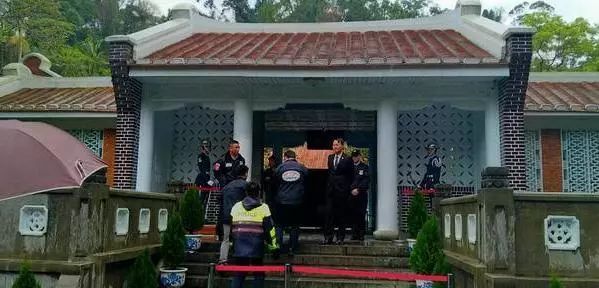 现场全过程蒋介石棺材被泼红漆