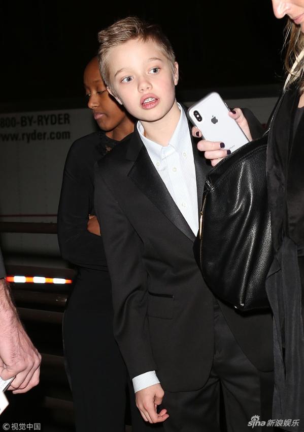 希洛与姐姐围观一脸惊讶|希洛|安吉丽娜·朱莉|女儿_新浪新闻