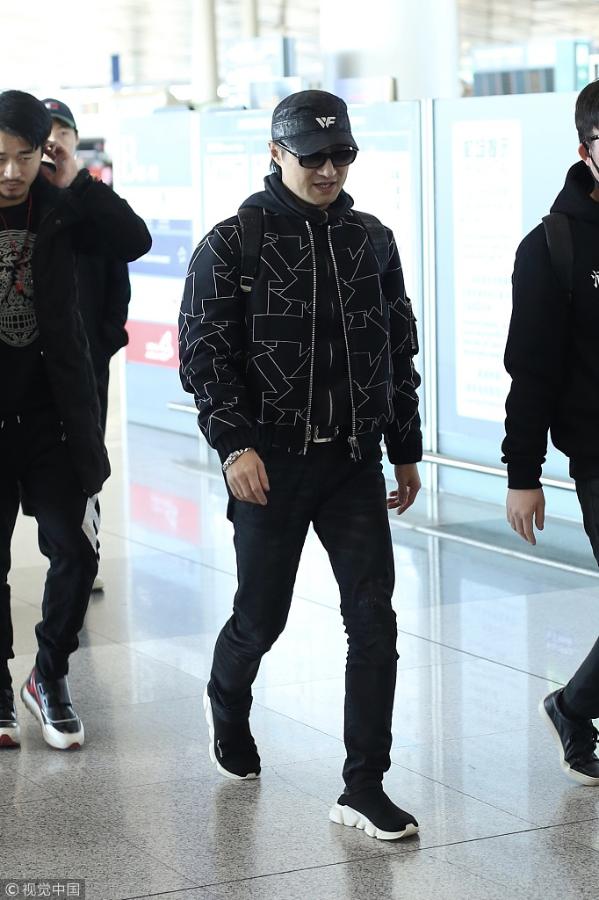 汪峰脱皮裤戴皮帽赶飞机 露粗手链显不羁