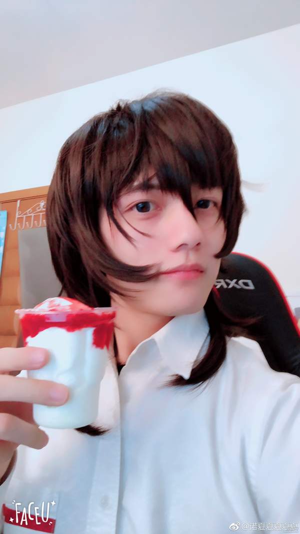 lol"女装大佬"诺夏cos《全职高手》 画风雌雄莫辨