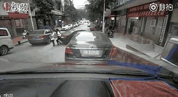 12月11日下午,南充市西充县城发生一起交通事故,一新手男子司机在倒车