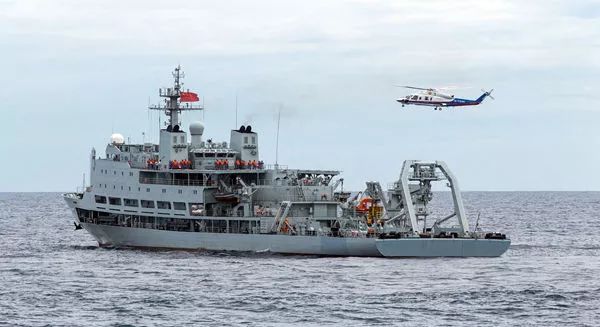 接到"救援"任务后,南海舰队某防险救生支队多艘救生船和拖船快速前出