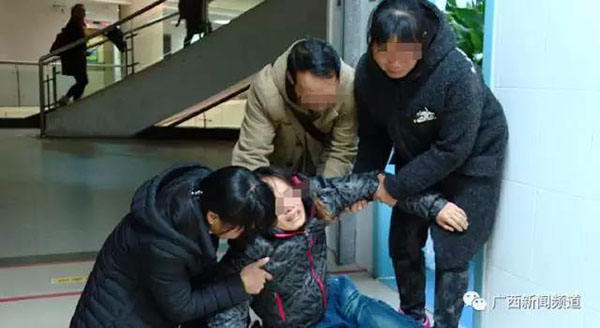 广西一初中女生疑因体罚进重症室,记者采访被锁在学校|皓月|大圩镇|贵港市_新浪新闻
