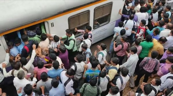 印度搭火车上班像打仗核载1700人却有5000人等车 手机新浪网